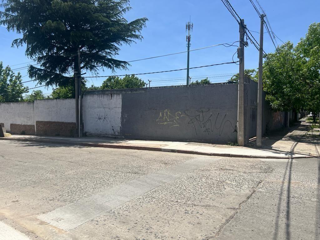 Local esquina de 480m2 en Belvedere