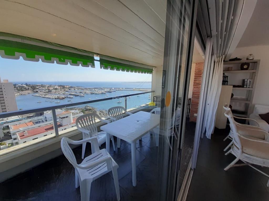 Apartamento de 3 dormitorios en Venta en Punta ,