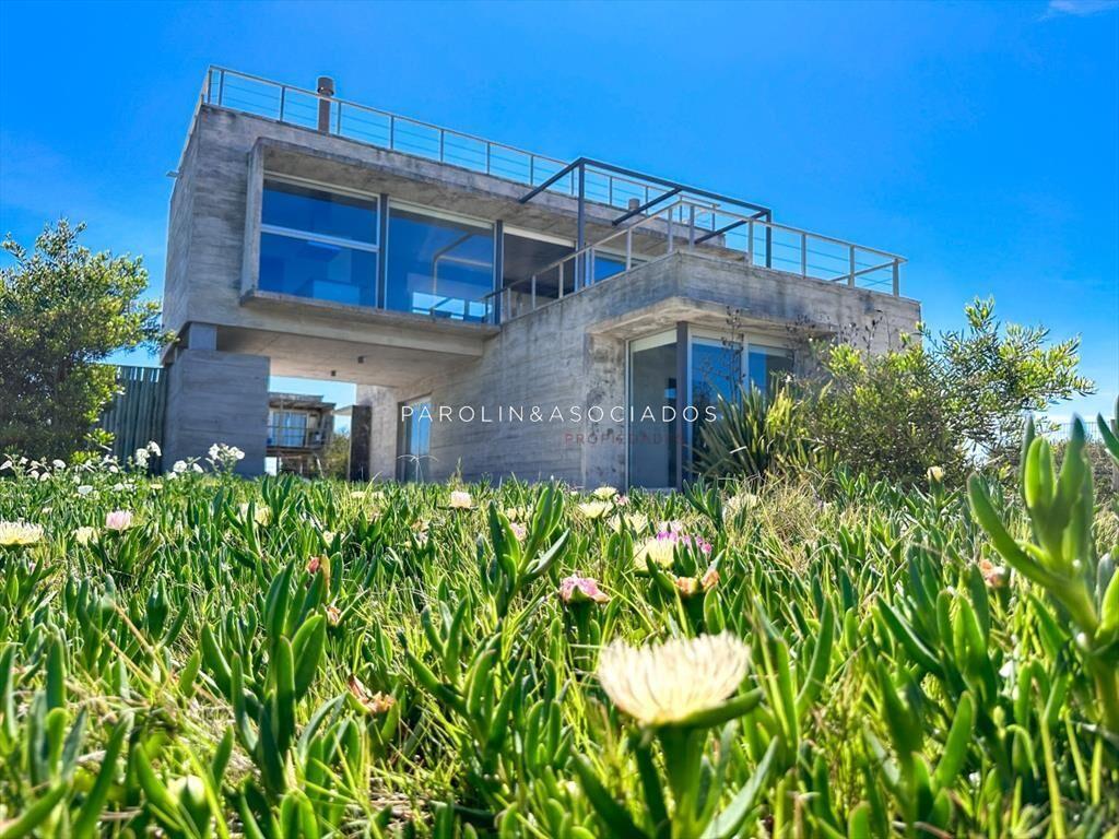 Casa en venta de 3 dormitorios en frente al mar de La Juani