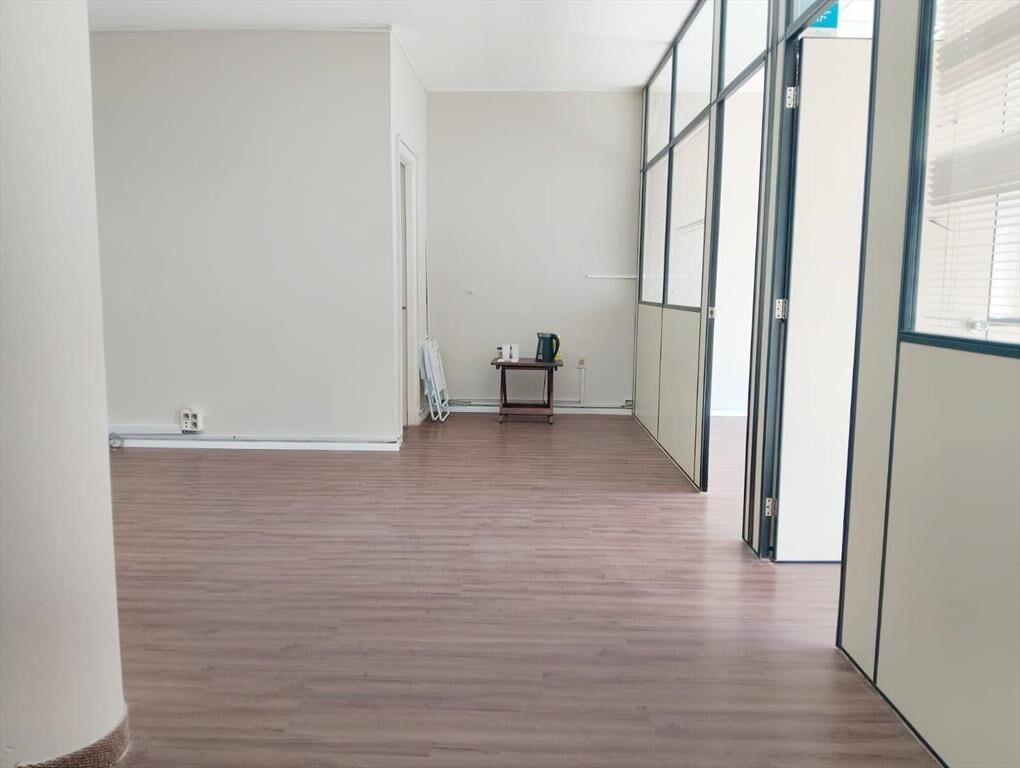 Alquiler Oficina con dos espacio definidos y salón amplio e