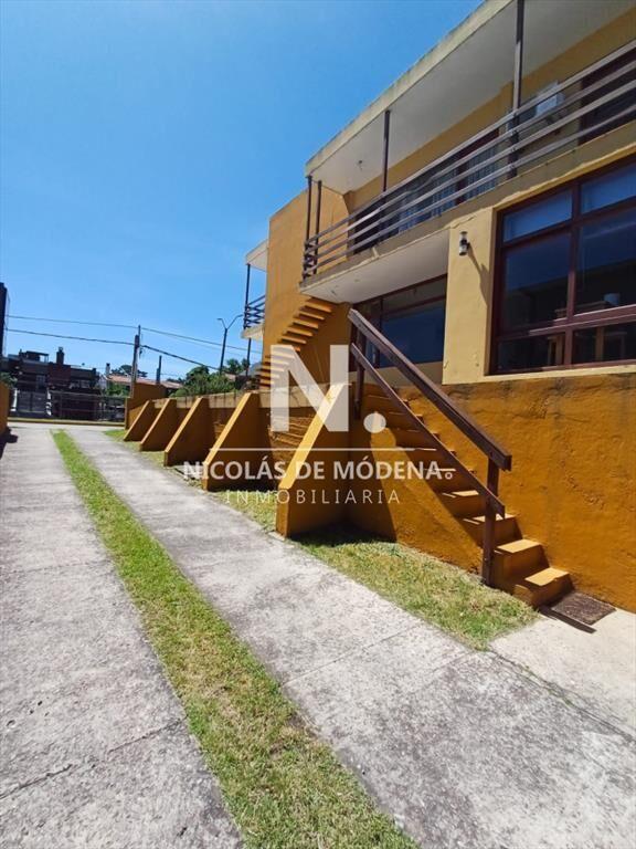 Casa de dos plantas a metros de Playa Mansa en