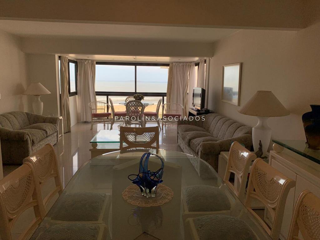 Apartamento en venta de 3 dormitorios en Center,