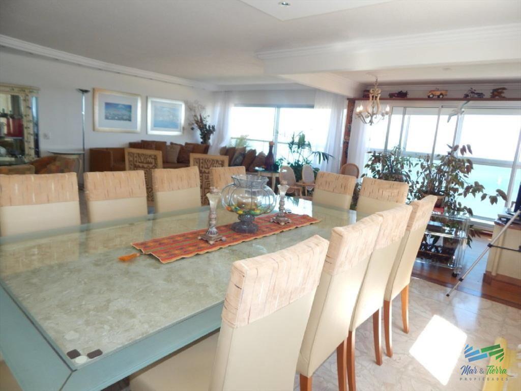 Espectacular planta, reciclada con materiales de