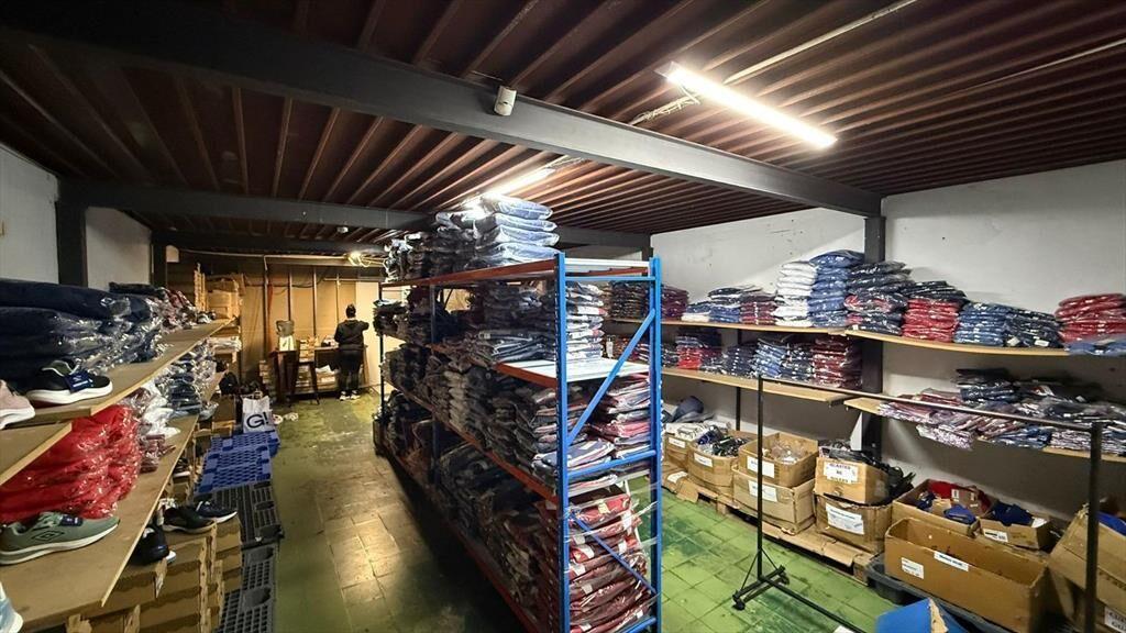 18 de julio esq Roxlo 200 m2, salón + deposito