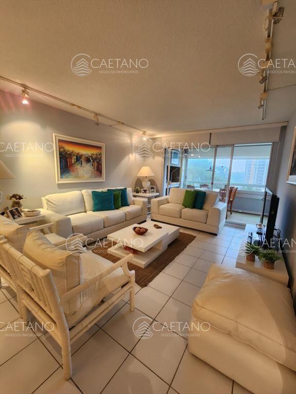 Vende apartamento de 2 dormitorios en Punta del