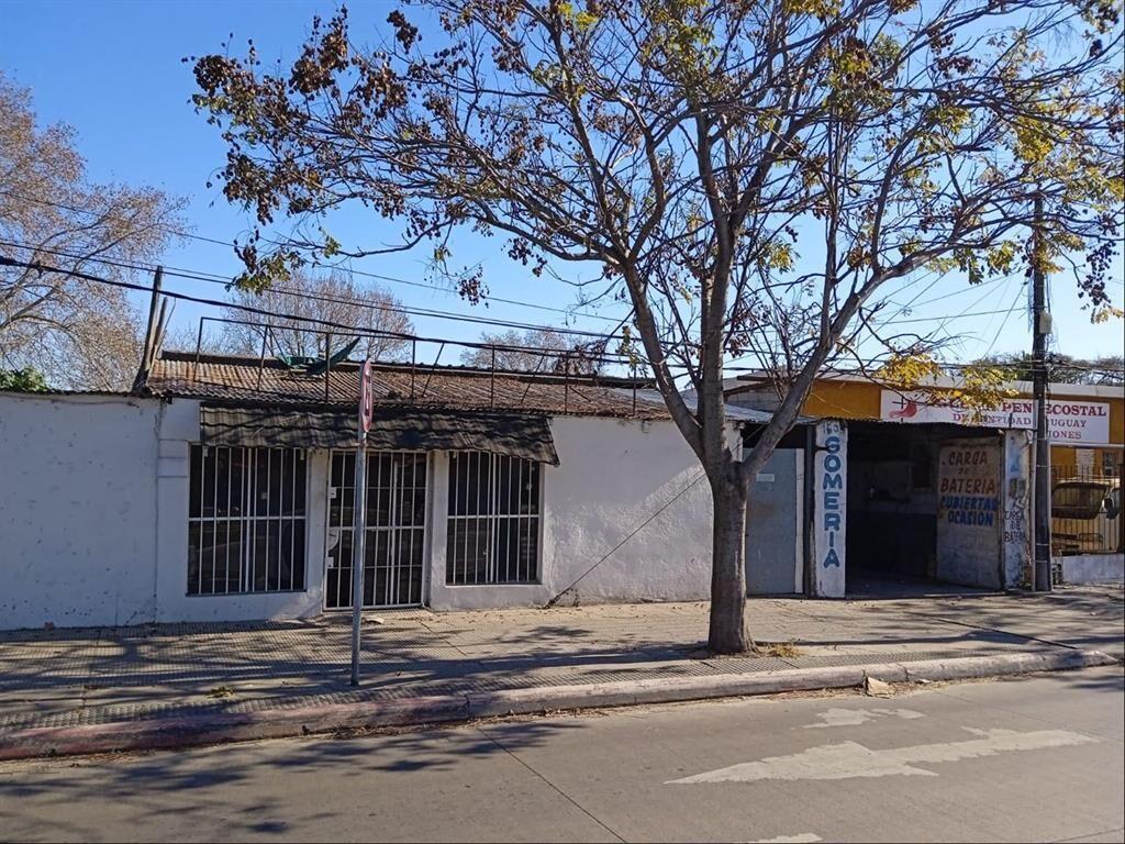 Dos locales comerciales y casa sobre Avda. Garzón