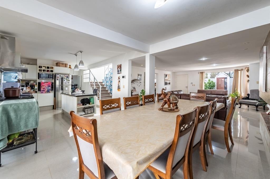 Venta de Casa de 4 dormitorios con Piscina en El Pinar S...