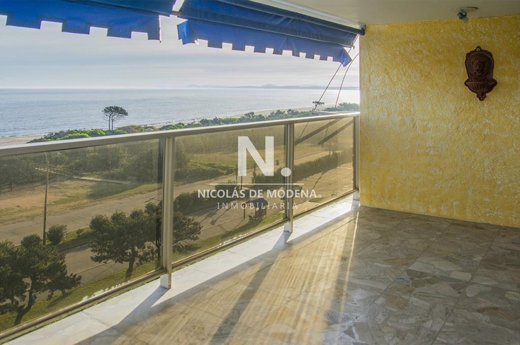 Departamento en venta frente a Playa Mansa en