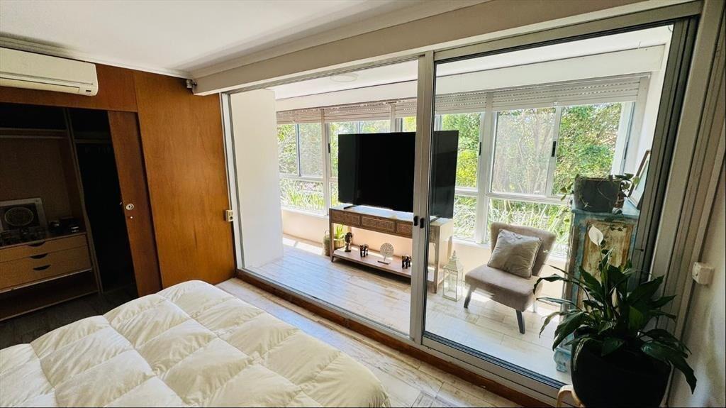 Apartamento tipo casa, 3 dormitorios, 3 baños, serv.completo