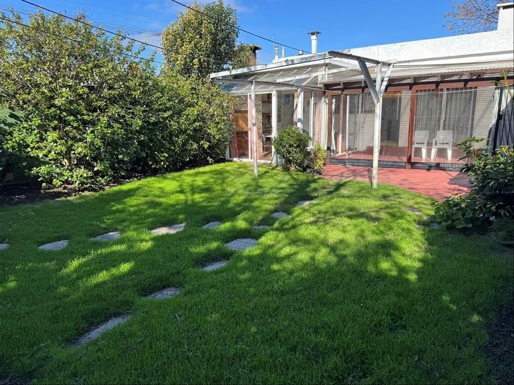 VENTA DE CASA MALVIN 3 DORMITORIOS UNA PLANTA GRAN FONDO