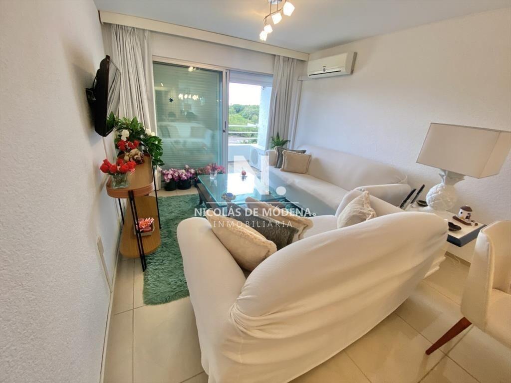 Vende impecable apartamento de 3 dormitorios, en