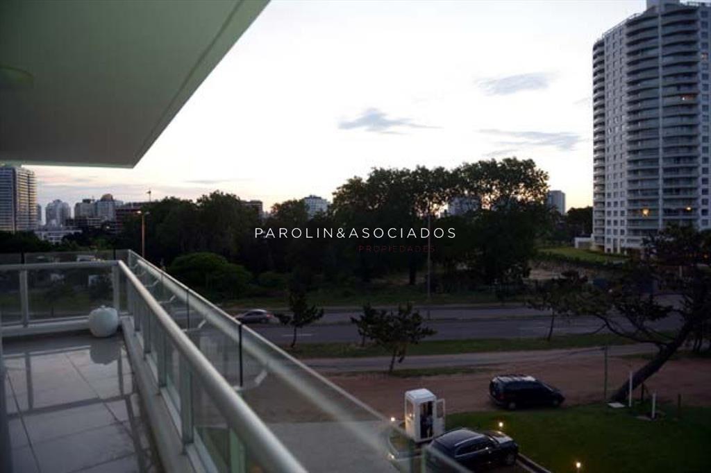Departamento en Venta de 3 Dormitorios + en Torre