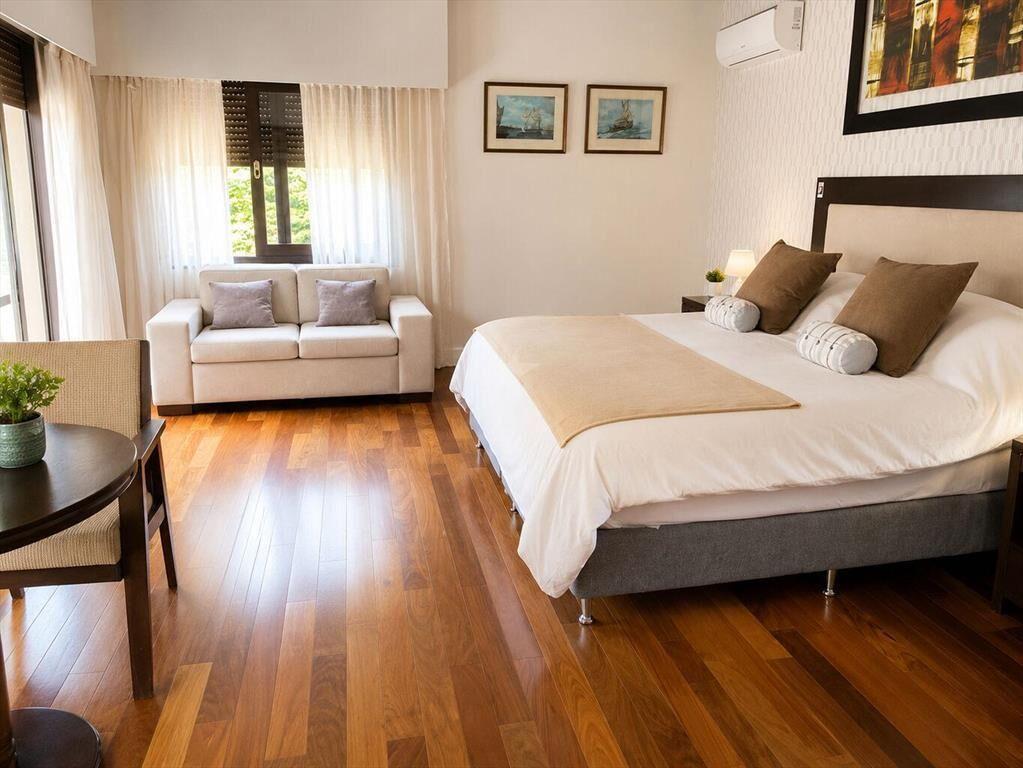 VENTA CASA 4 DORMITORIOS Y SERVICIO COUNTRY JARDINES DE CAR