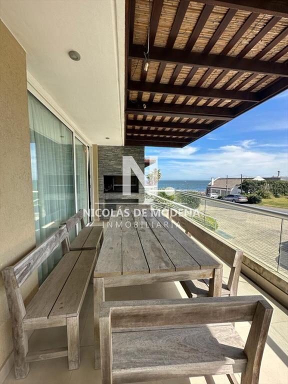 Vende apartamento de 3 dormitorios en la Barra