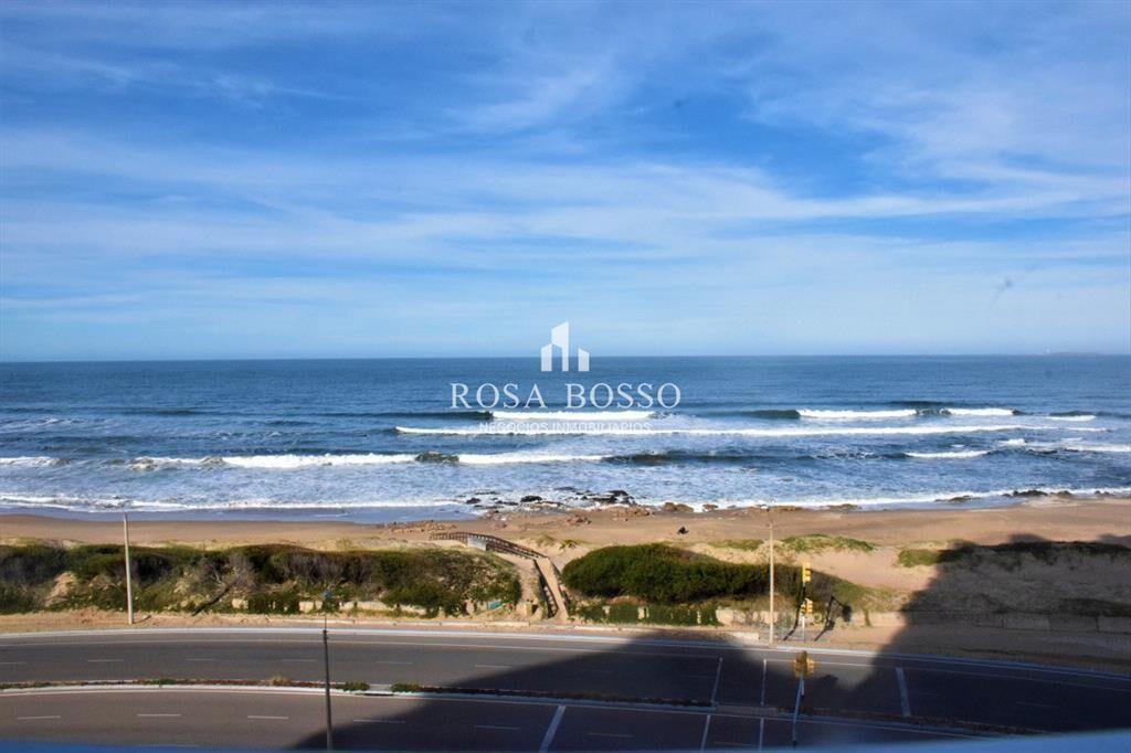 Hermoso apto para la venta frente al mar.