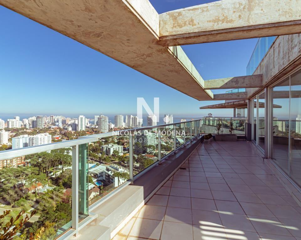 Penthouse de tres dormitorios en venta proximo al