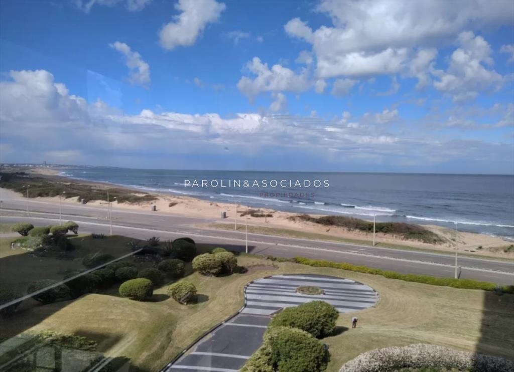 Apartamento en venta en edificio Delfín, Punta del Este.