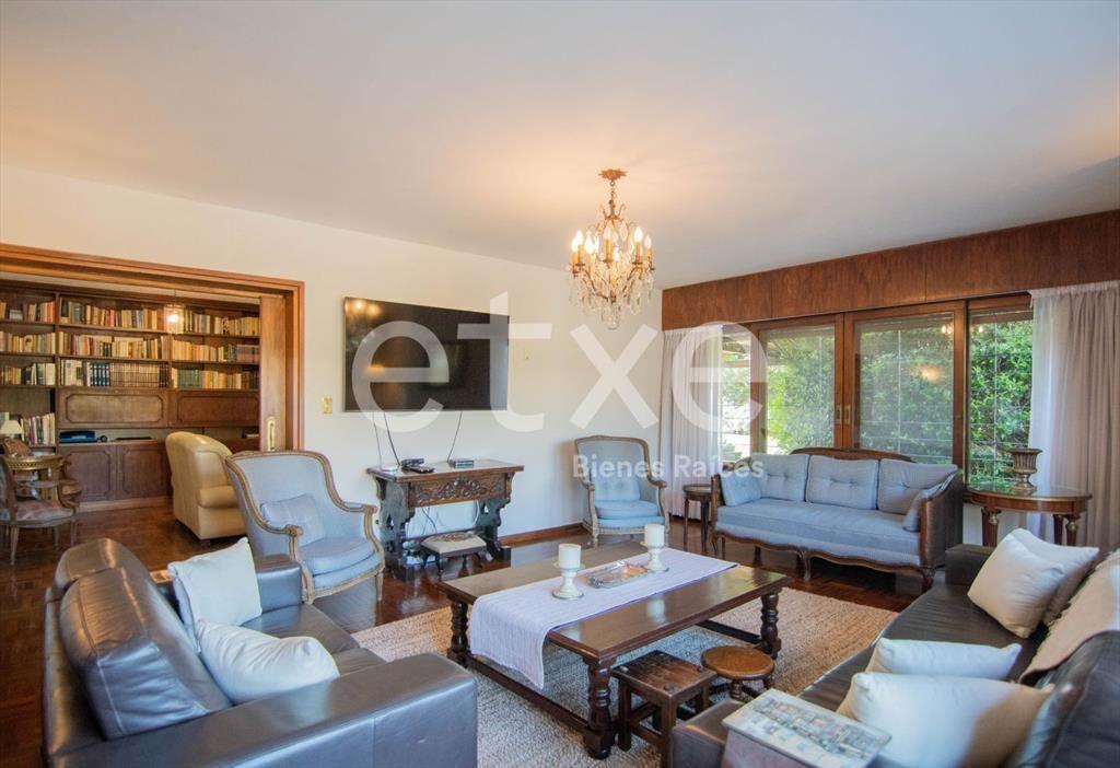 Venta de Casa con enrome jardín en Carrasco...