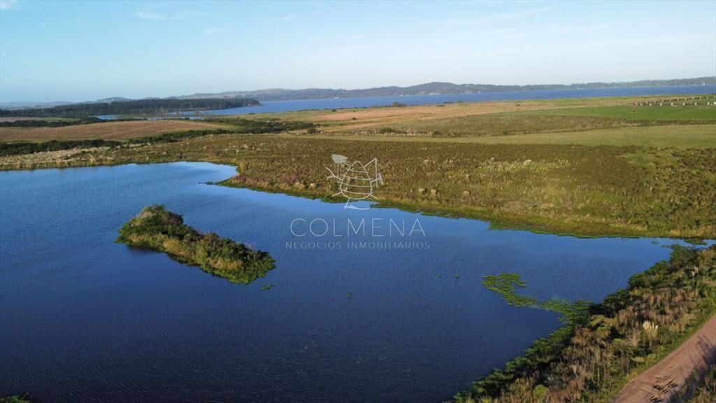 Chacra con frente a laguna.