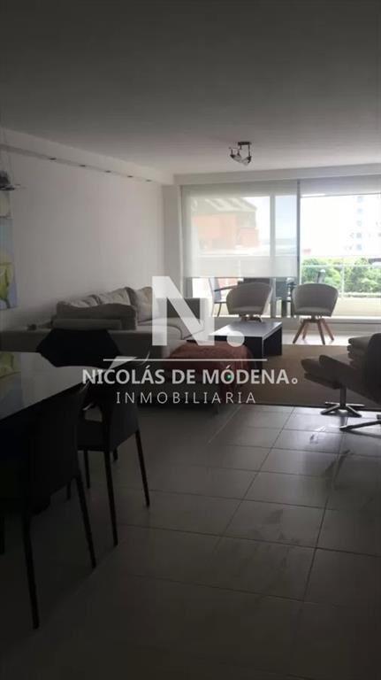 Viviendo en las alturas en Forest Tower I, con y