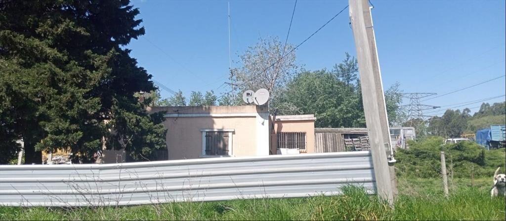 Terreno tipo chacra con casa y galpónes, con 205 m de frent