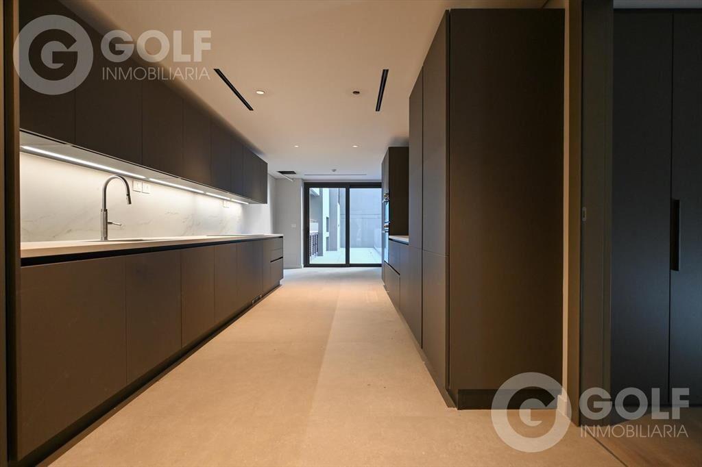 Venta de apartamento de 3 dormitorios con servicio en Punta
