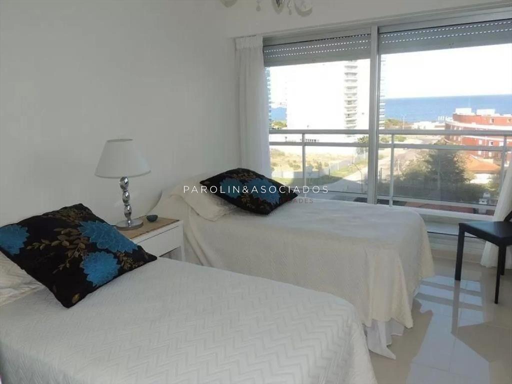 Apartamento en venta en Sunrise Tower, Punta Este.