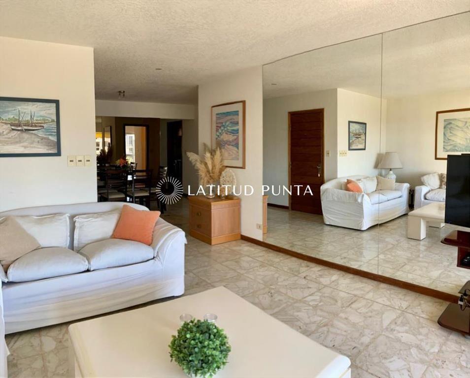 Apartamento de tres dormitorios con vista al mar