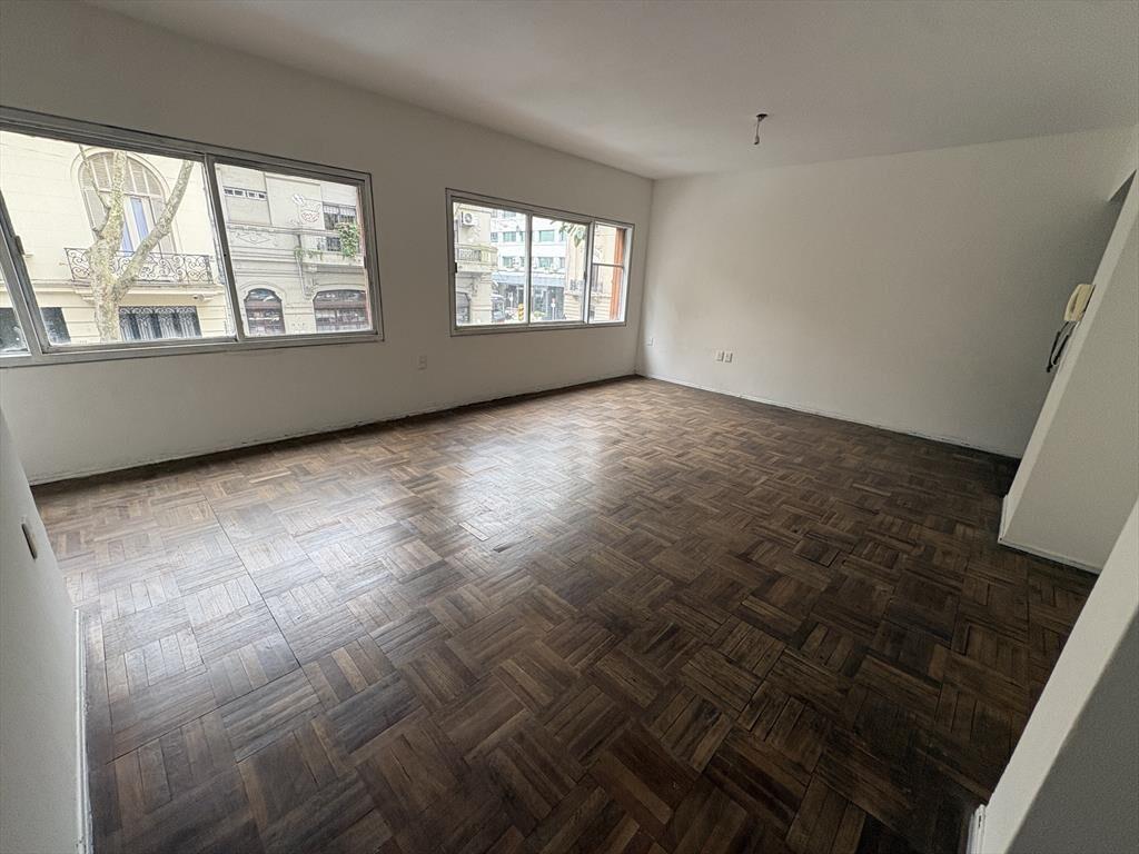 Alquiler - Apartamento al frente con dos dormitorios en el C