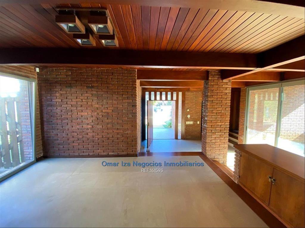 Venta gran casa en Carrasco 4 dormitorios fondo con piscina