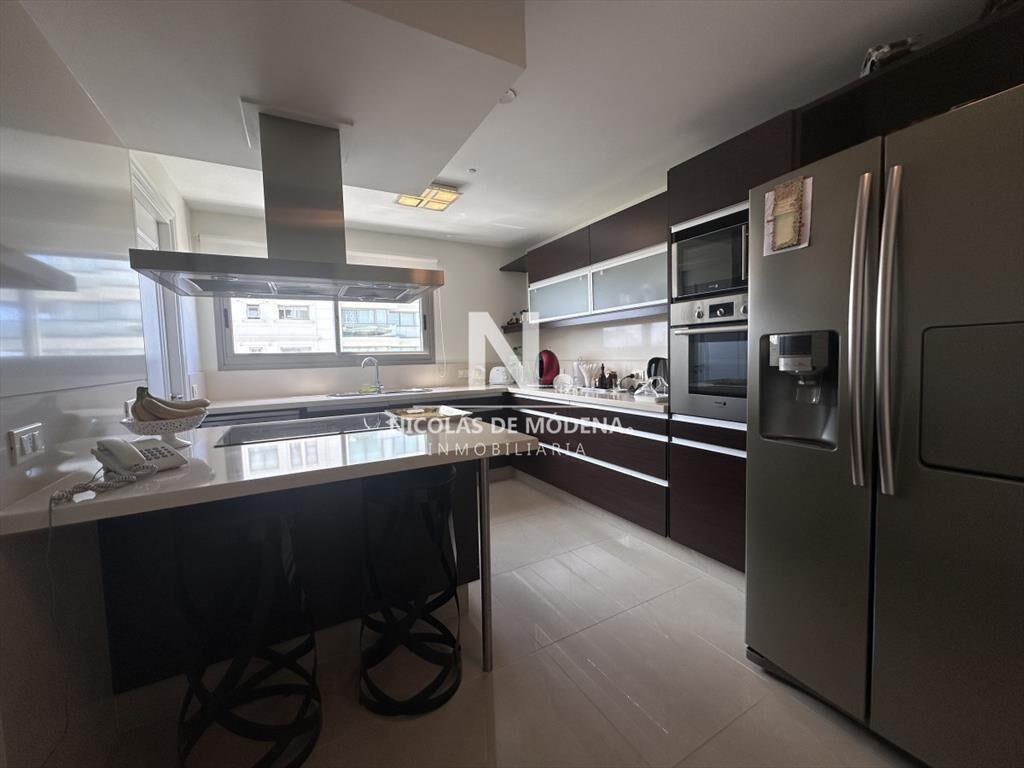 Vende apartamento esquinero de 3 dormitorios en
