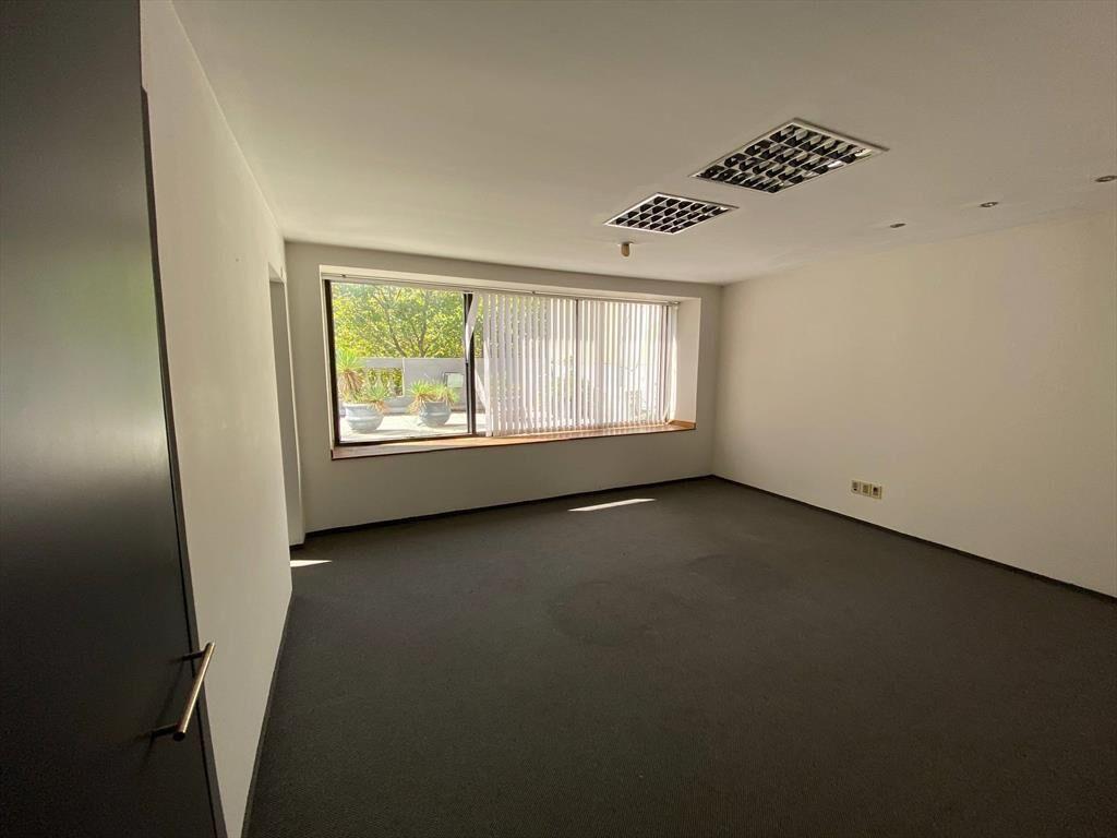 Alquiler - Oficina con vista a Plaza Matríz, 184 m2 con 42 d