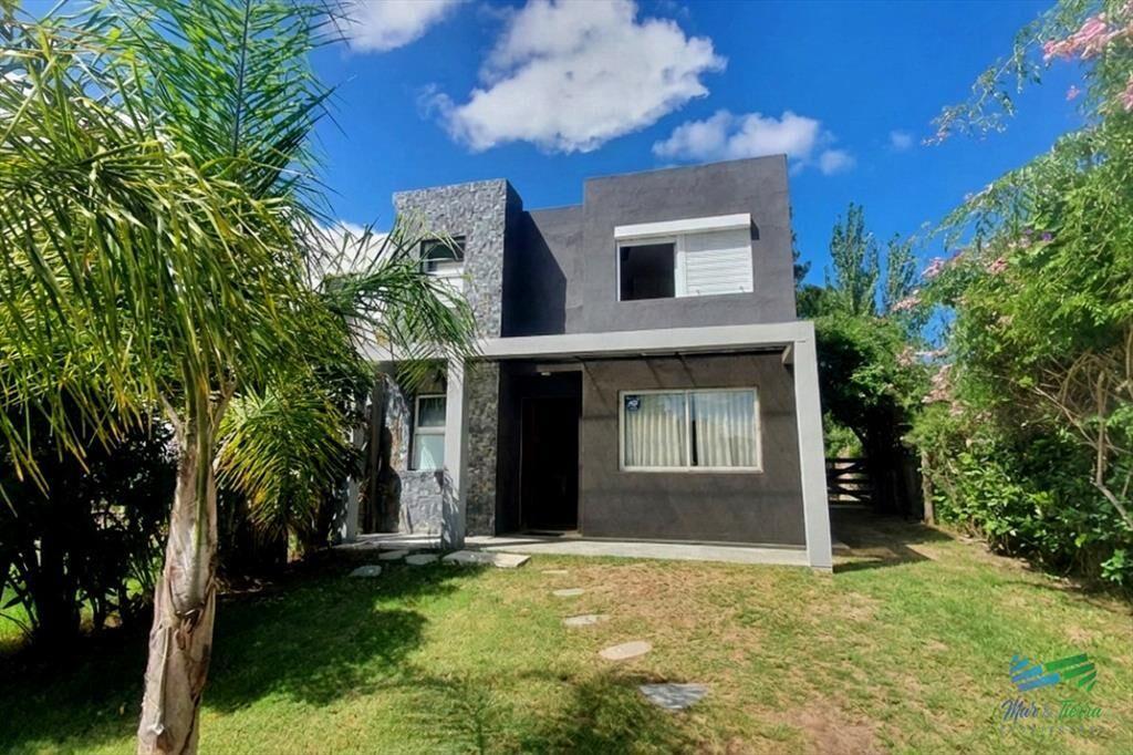Venta y alquiler anual de casa en Pinares a 200 -