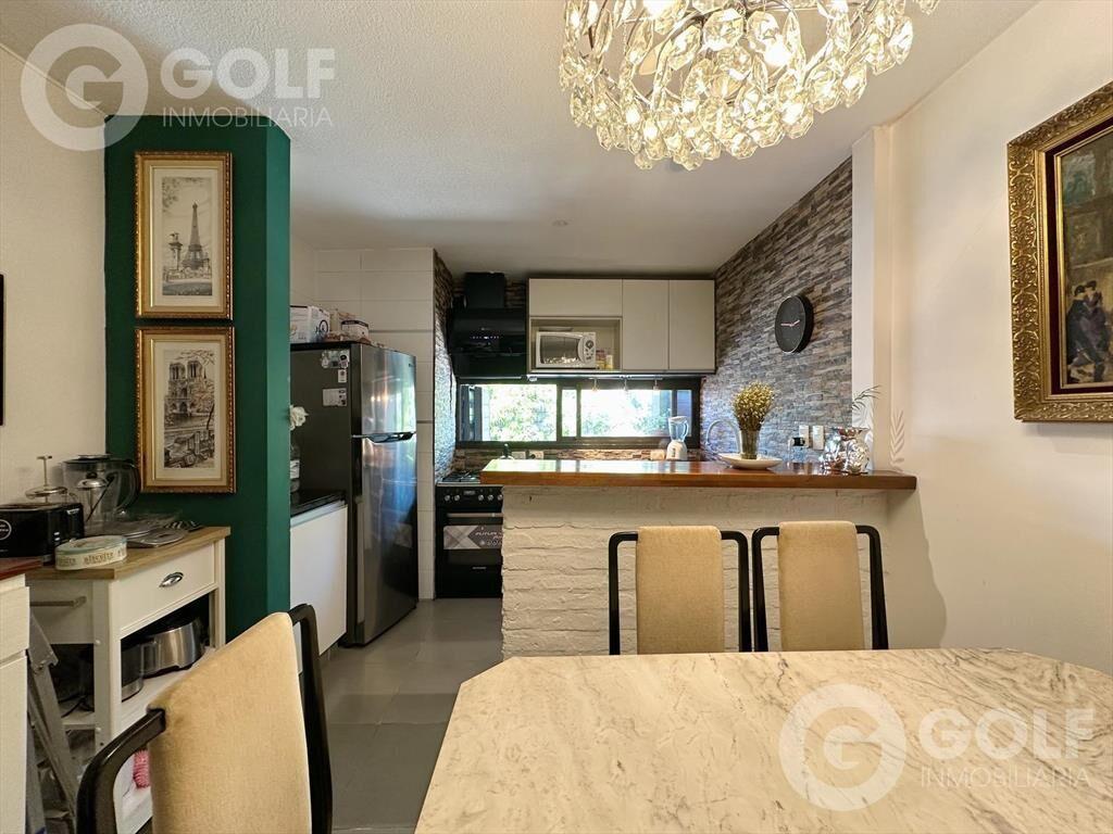 Venta de casa de dos dormitorios y cochera en Pocitos