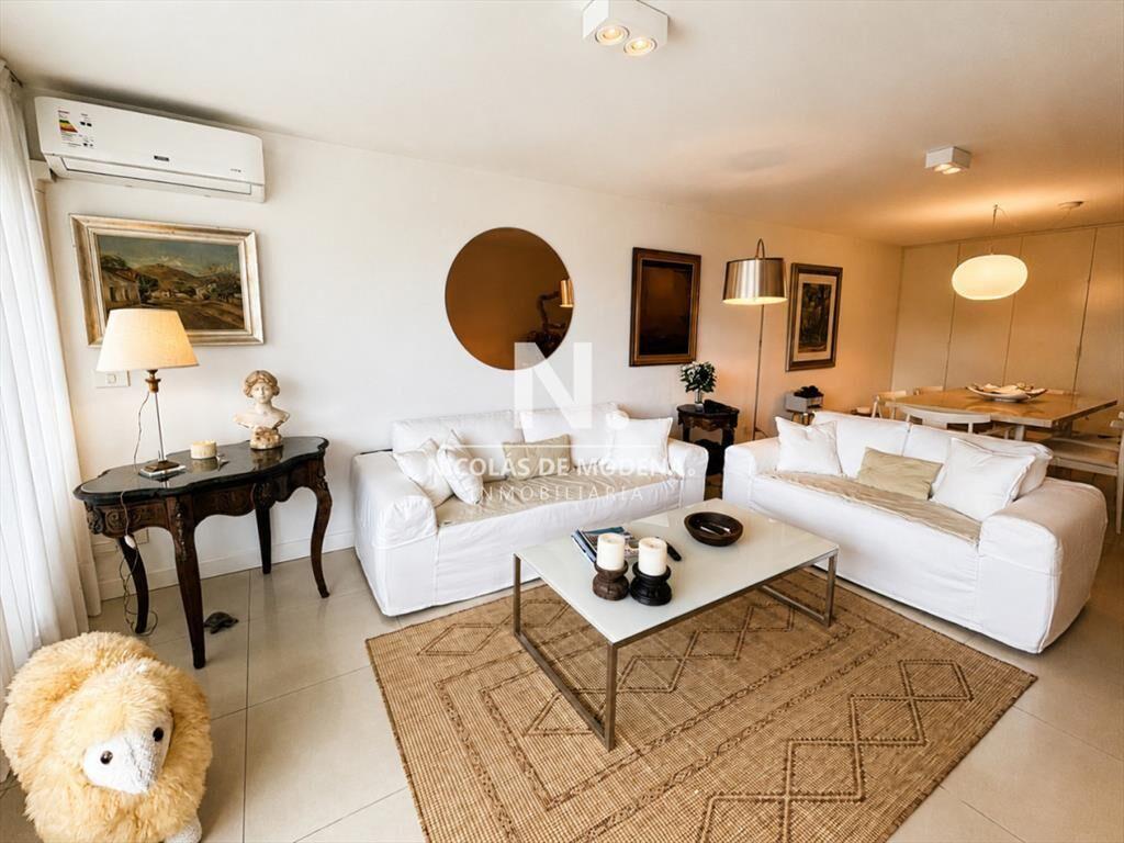 Vende apartamento de 3 dormitorios esquinero en Punta del E