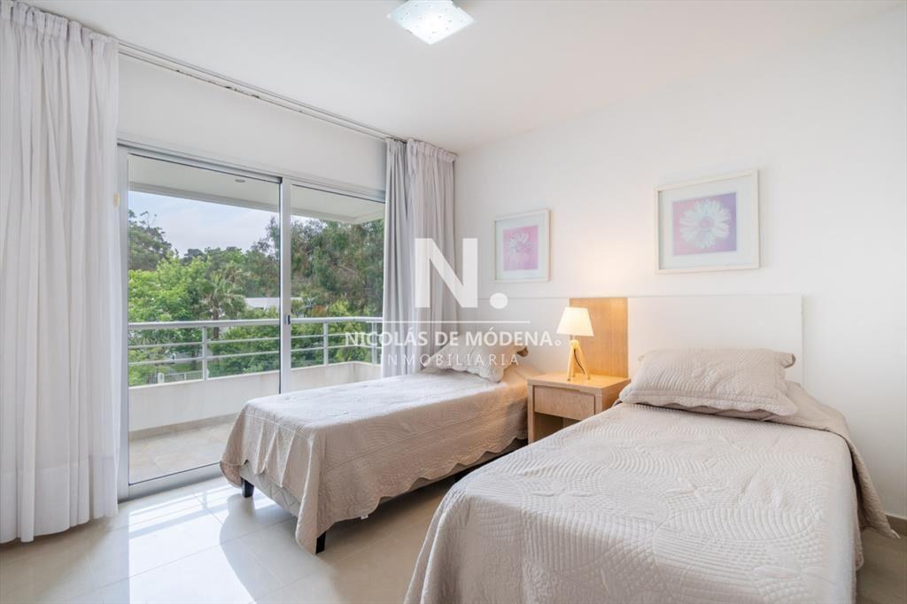 Muy buen apartamento de Tres dormitorios y Azotea con Parri