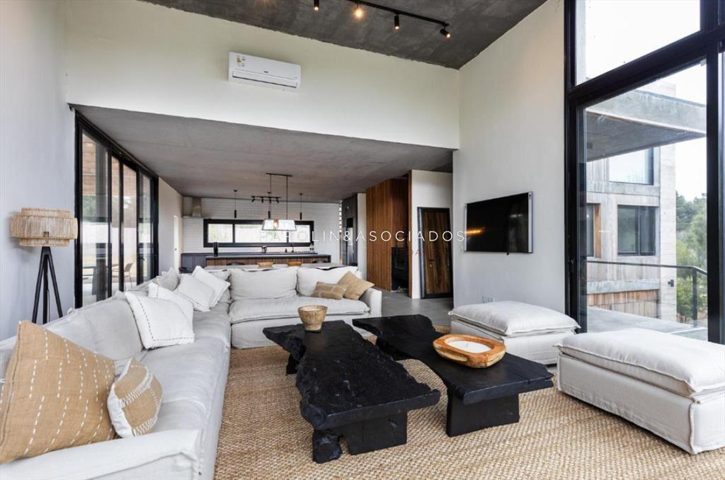 Casa de 4 Dormitorios en Venta en Laguna Escondida