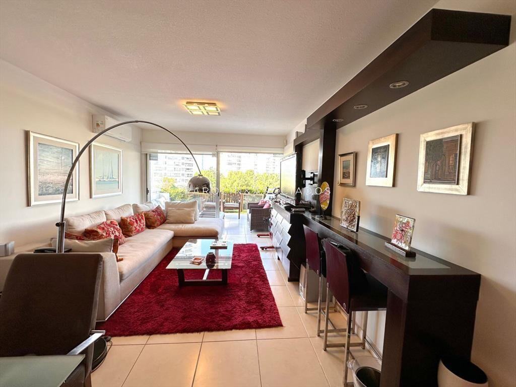Apartamento en venta de 3 dormitorios con propio