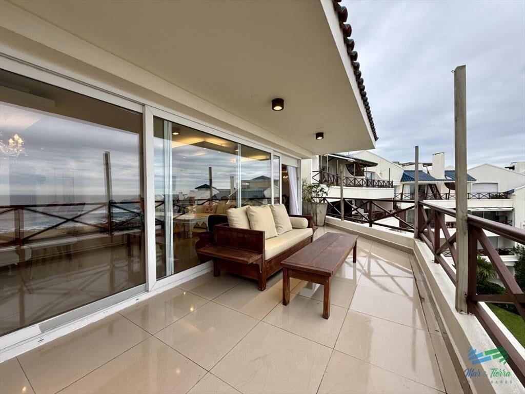 En venta apartamento 3 dormitorios en frente al