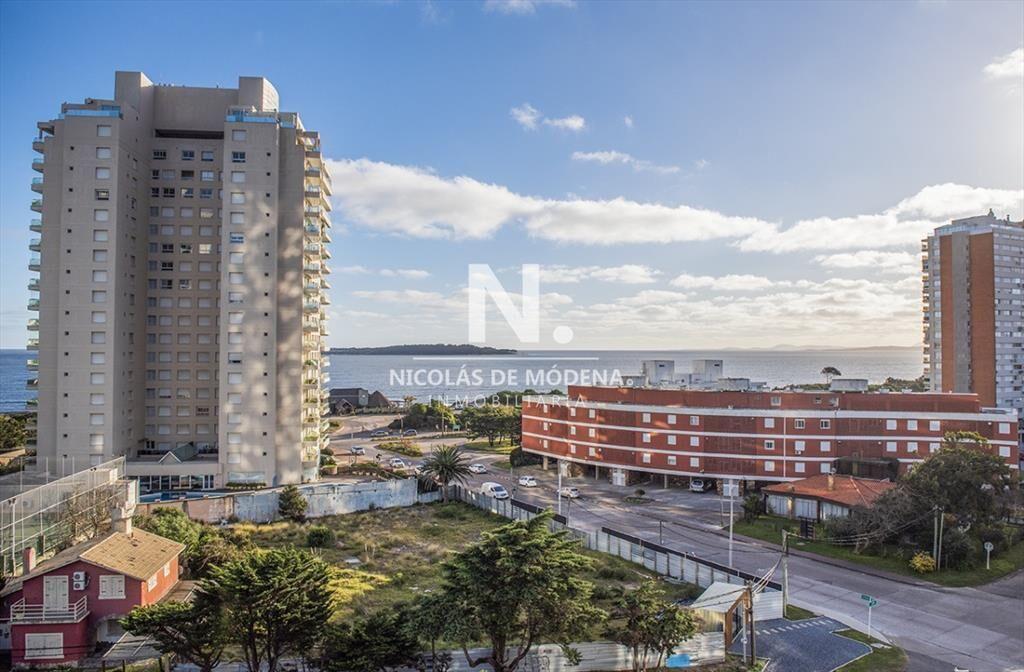 Vende apartamento de 2 dormitorios esquinero en