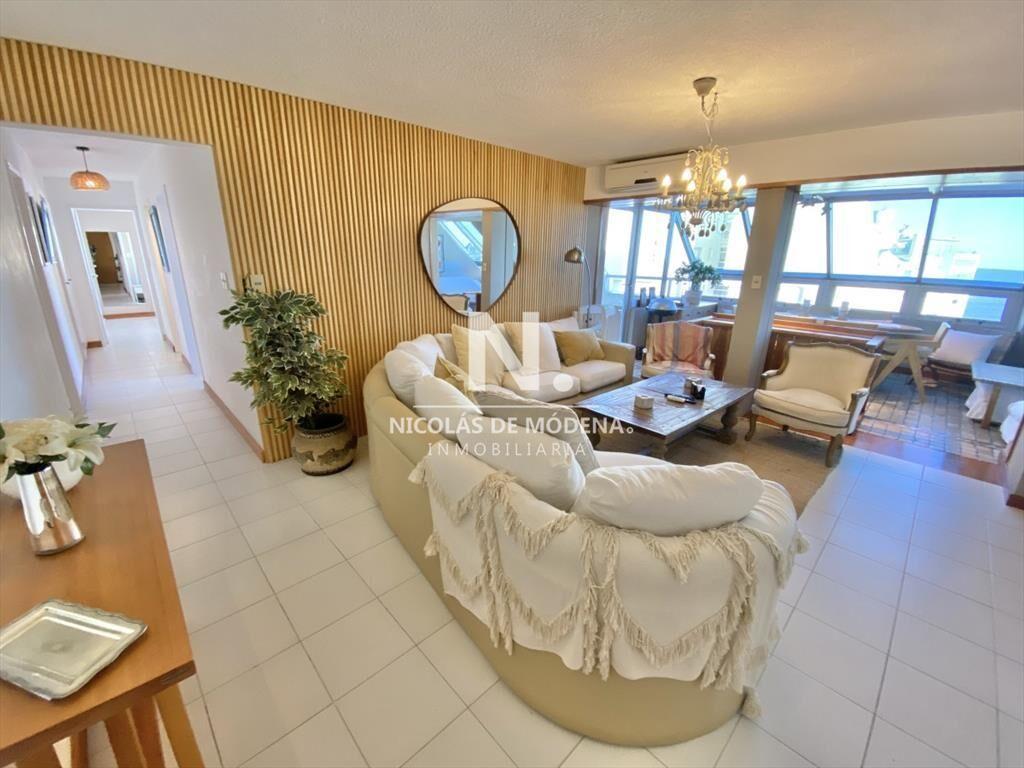 Vende apartamento de 3 dormitorios en Brava Punta