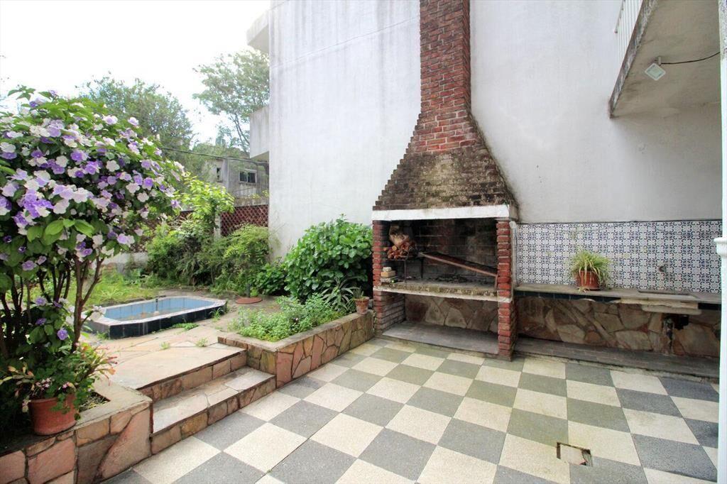 Venta casa cuatro dormitorios más escritorio, patio y garag