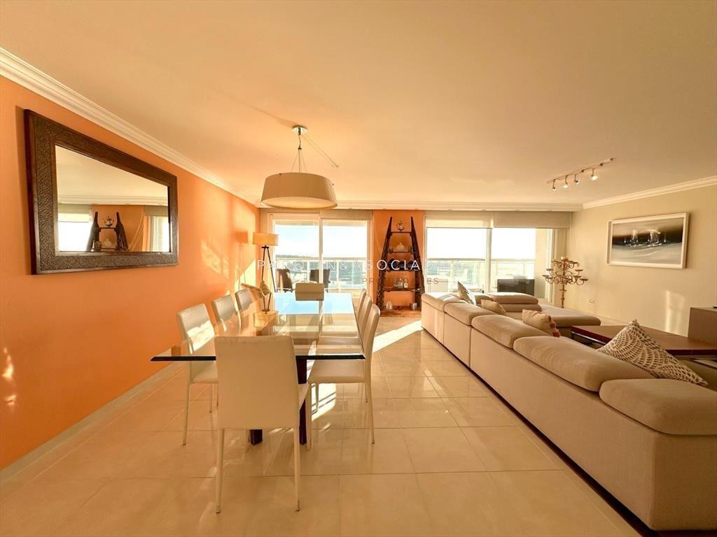 Apartamento de 4 suites en Edificio Le Jardin,