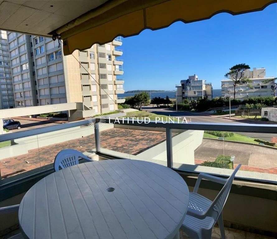 Apartamento de tres dormitorios con vista al mar