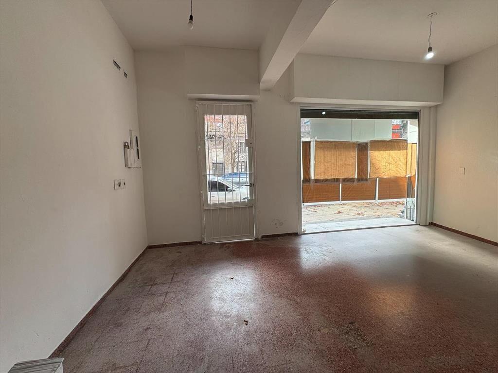Venta local comercial con renta. Tres Cruces. A dos cuadras