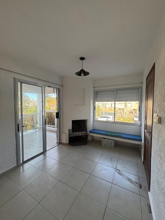 Venta con renta - 2 dormitorios - Cochera -
