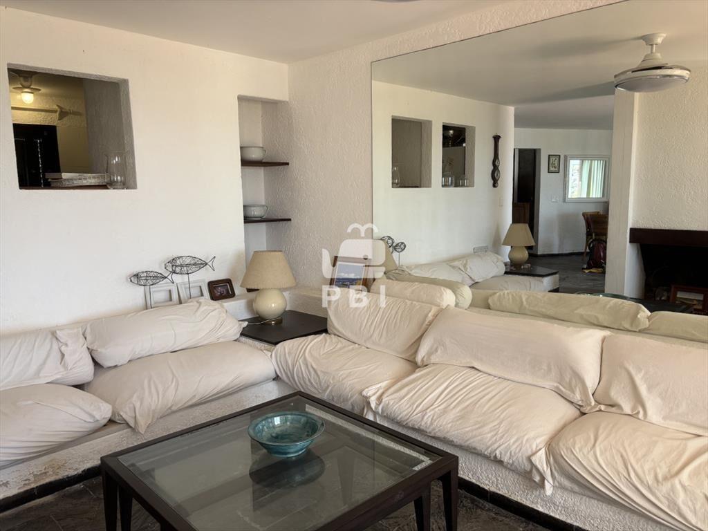 Casa en venta en Punta Ballena, con vista al mar.