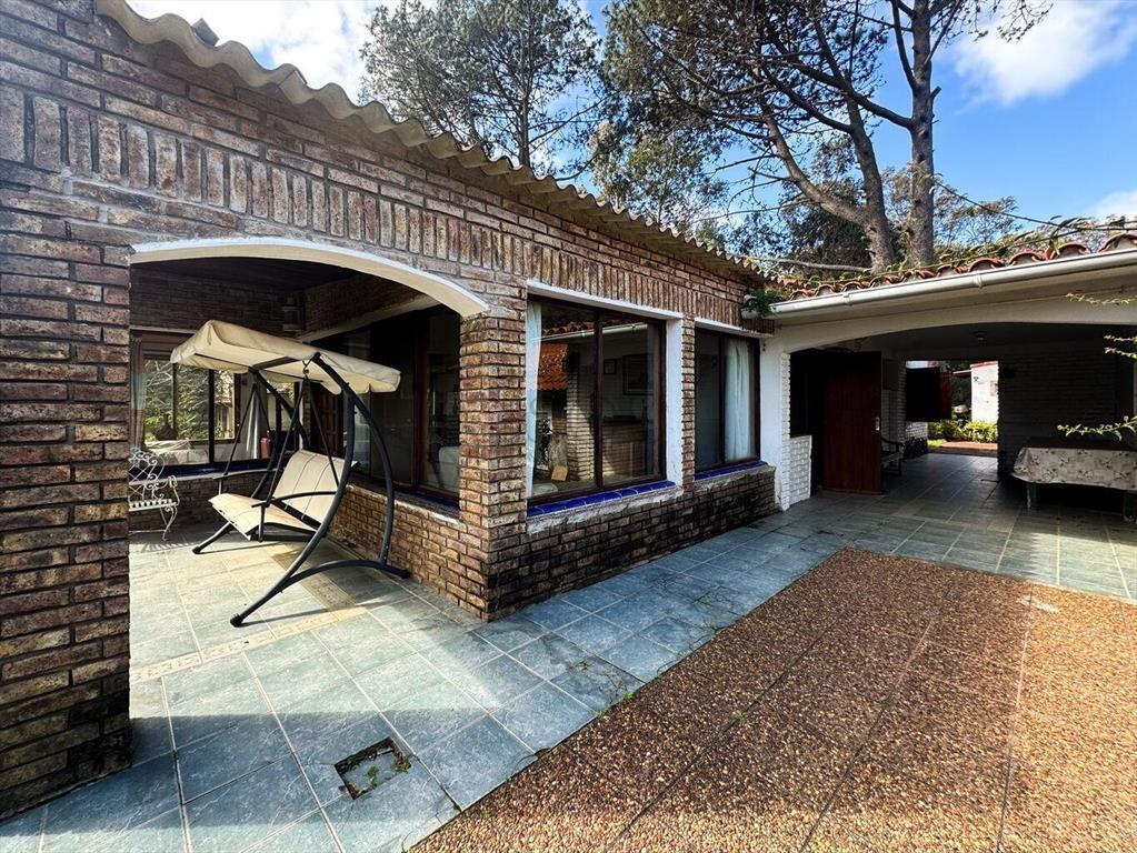 VENTA DE CASA CUATRO DORMITORIOS EN PUNTA COLORADA