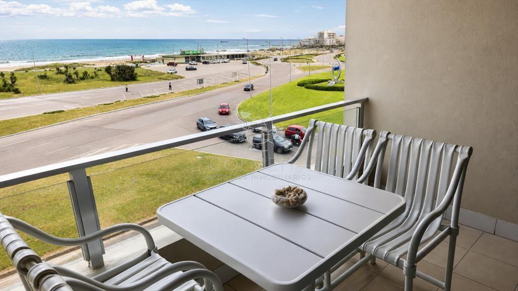 Vende apartamento de 2 dormitorios en Punta del Este Playa