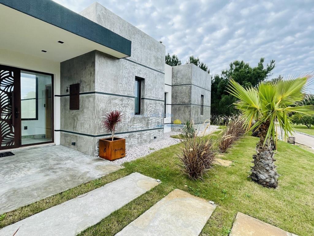Hermosa casa en Acres de Solanas